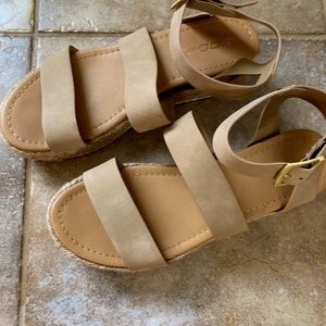 Women’s Soda women’s wedge in soft cream suede size 8.5